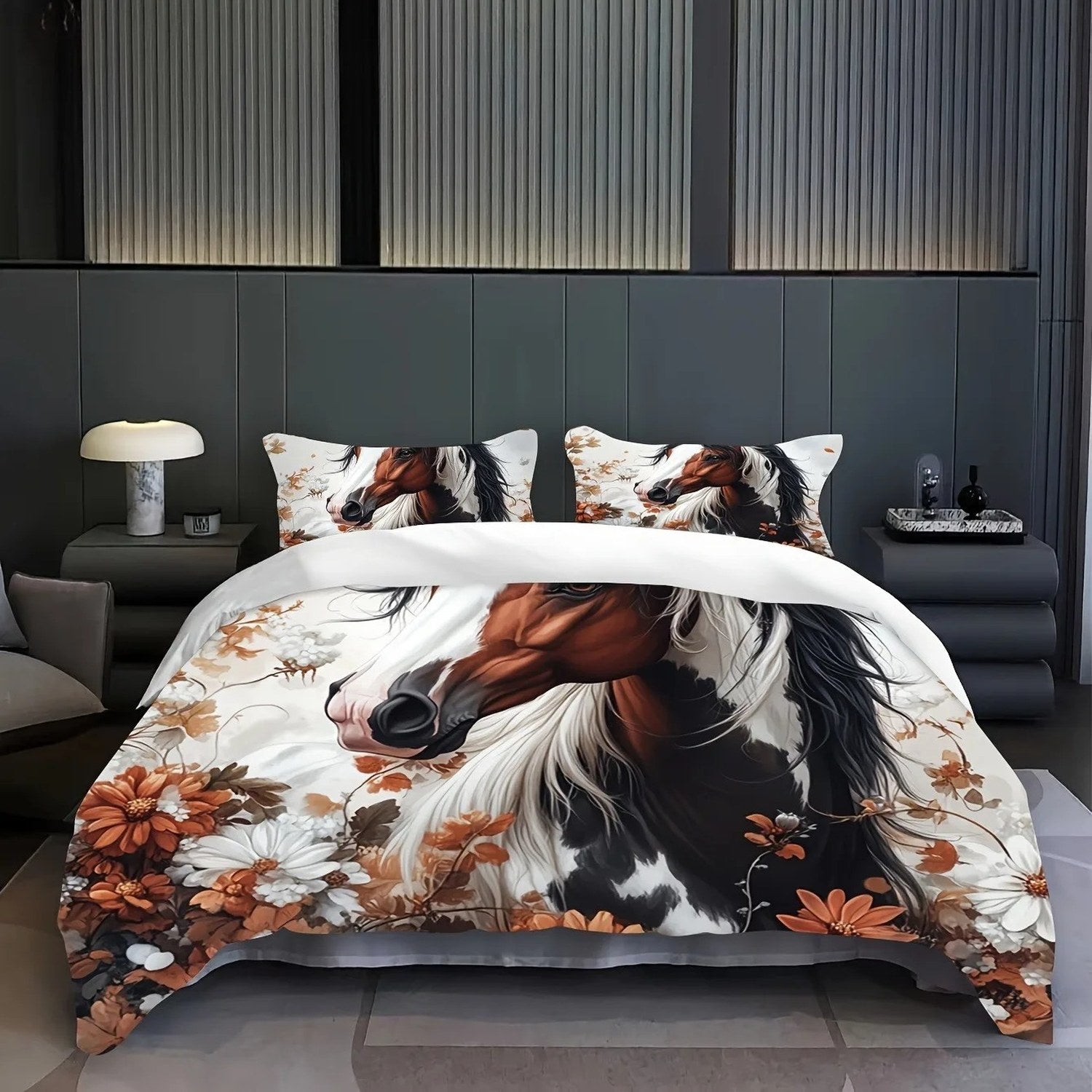 Housse de couette cheval sur un lit face à un mur sombre avec lampe et table de chevet