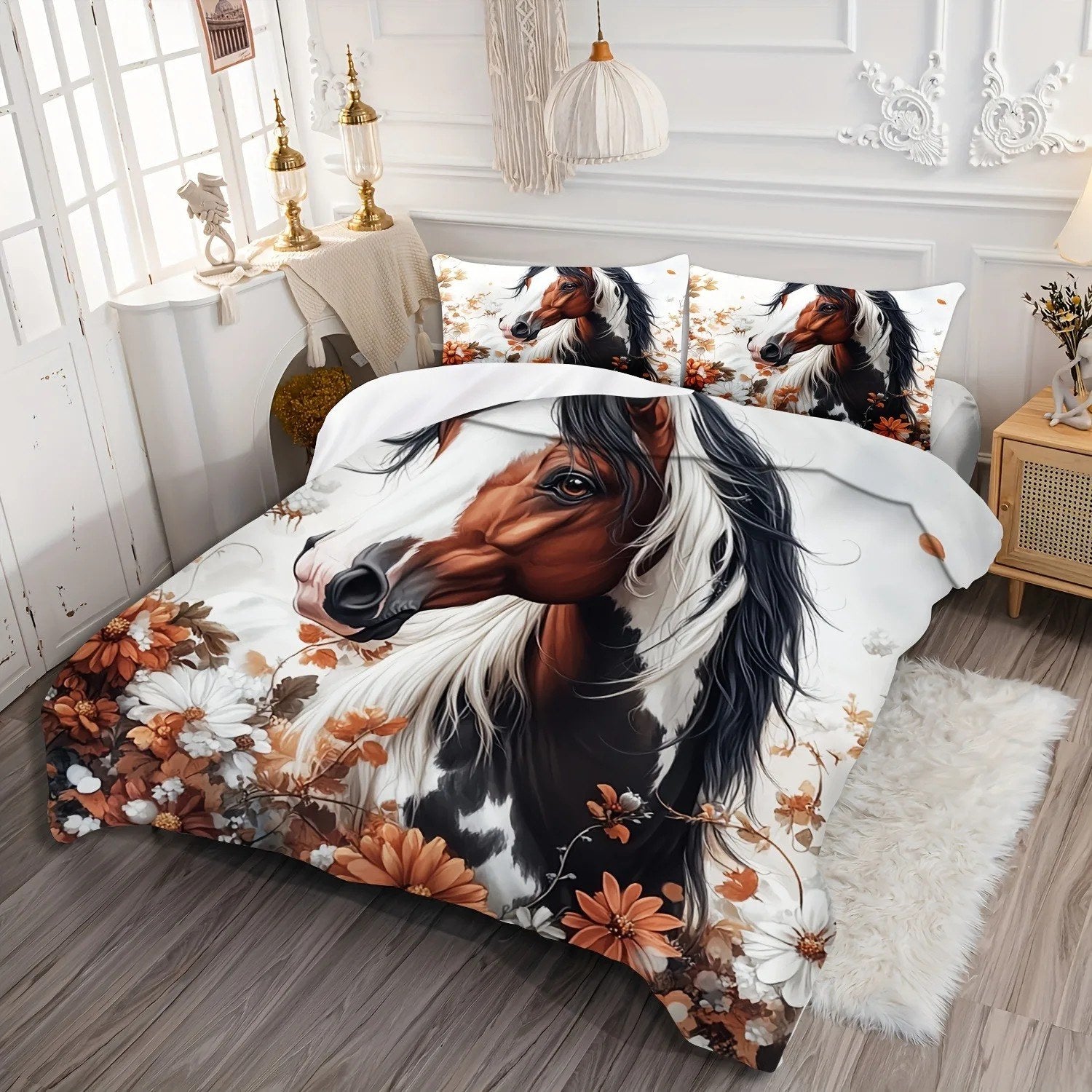 Housse de couette cheval et taies dans une chambre bohème blanche avec cheminée
