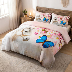 Parure de lit cheval blanc installée sur un lit avec fleurs de cerisier dans une chambre lumineuse