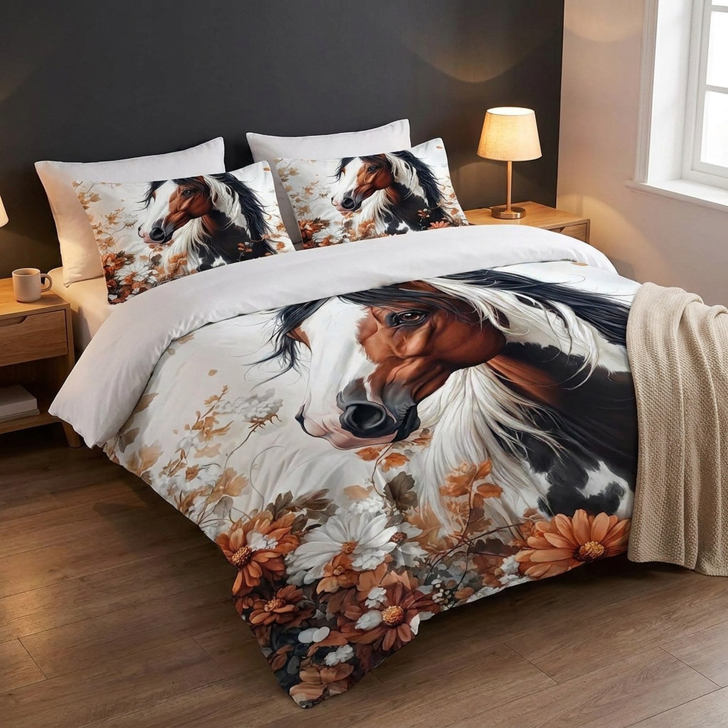 Parure de lit cheval dans une chambre moderne avec lampe de chevet allumée