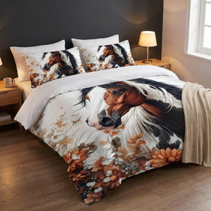 Parure de lit cheval dans une chambre moderne avec lampe de chevet allumée