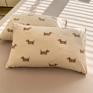 Détail du motif chien sur la housse de couette beige