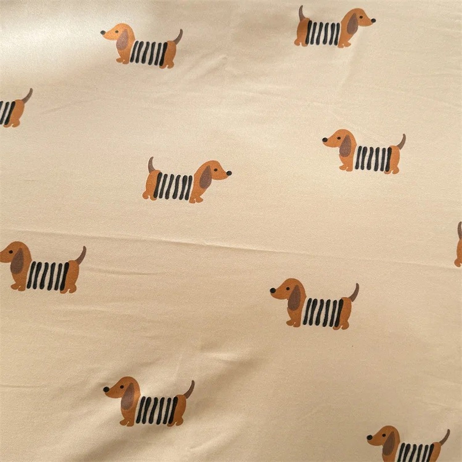 Gros plan du motif chien imprimé sur le tissu de la housse de couette
