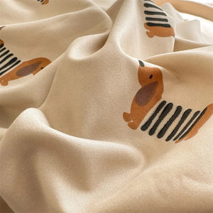 Détail du tissu froissé avec motif chien sur la housse de couette
