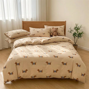 Parure de lit enfant motif chien installée sur un lit avec un ours en peluche