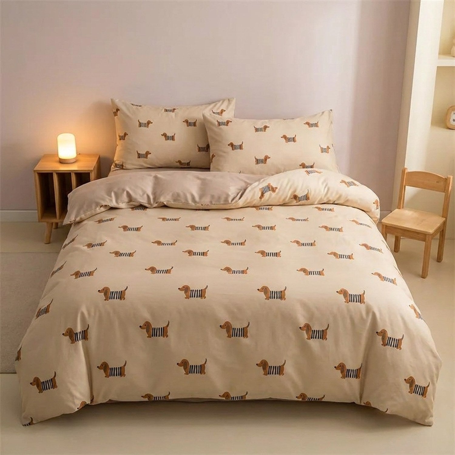Parure de lit enfant motif chien dans une chambre moderne avec lampe de chevet