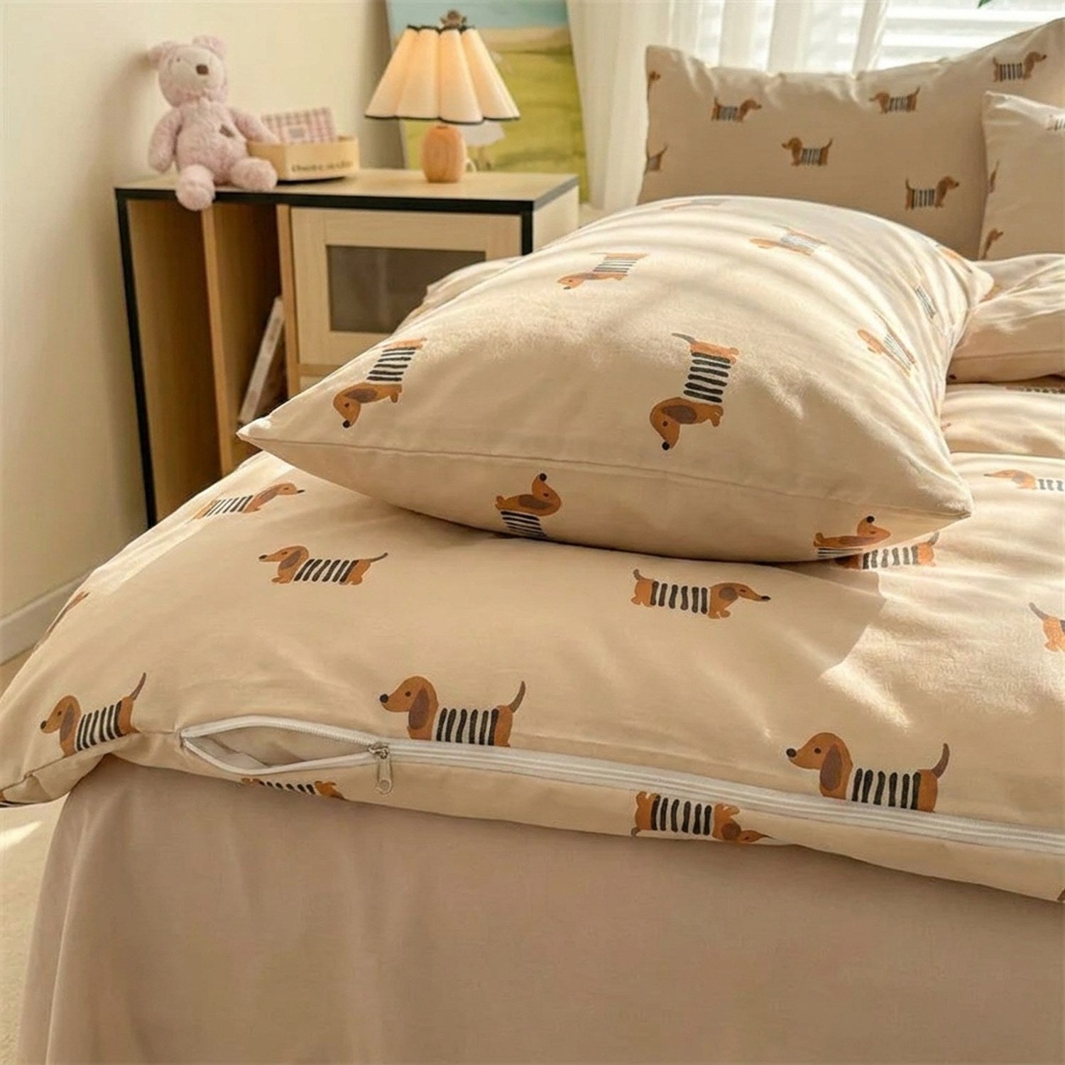 Taie d'oreiller motif chien beige avec fermeture éclair sur un lit dans une chambre d'enfant