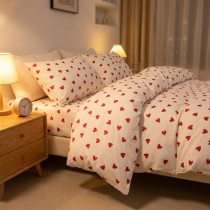 Parure de lit dans une chambre moderne avec table de chevet et lampe