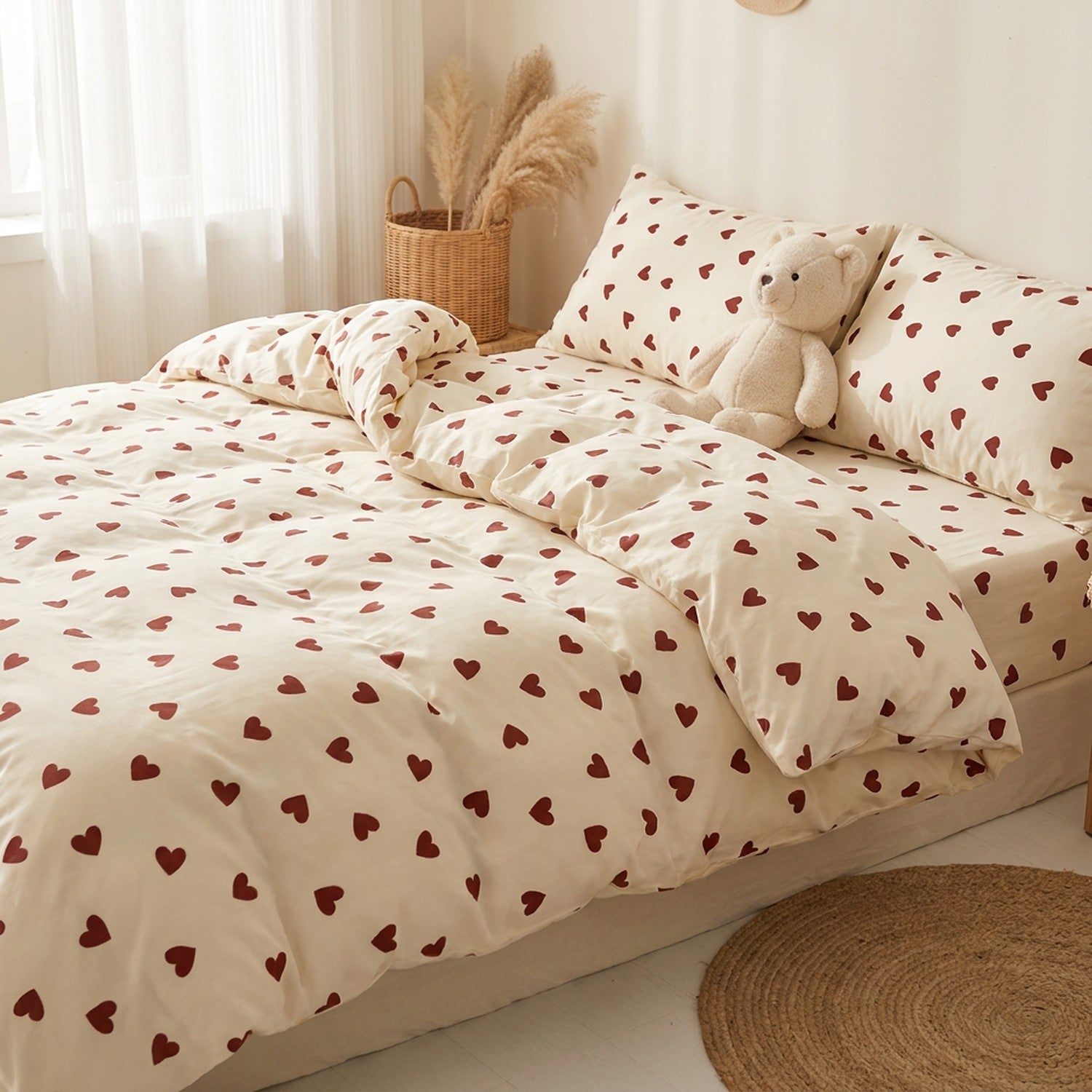 Parure de lit cœur rouge avec peluche ours dans une chambre cocooning