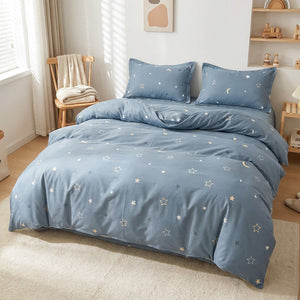 Parure de lit enfant motif étoiles sur un lit dans une chambre lumineuse avec petite chaise en bois