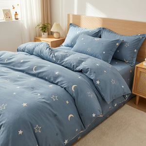Parure de lit enfant motif étoiles sur un lit avec lampe de chevet chaude