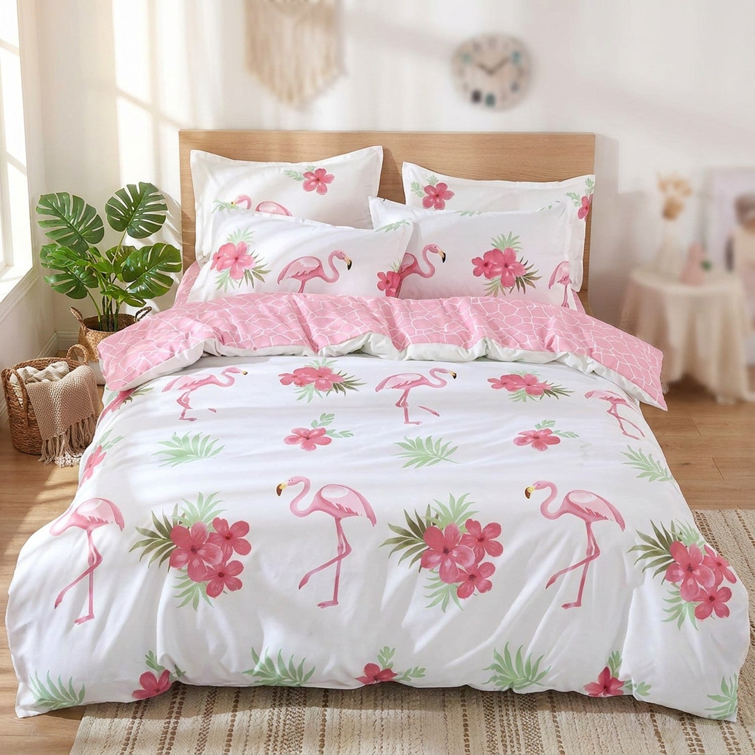 Parure de lit flamant rose motif tropical blanc dans une chambre claire avec plante verte et tapis