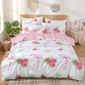 Parure de lit flamant rose motif tropical blanc dans une chambre claire avec plante verte et tapis