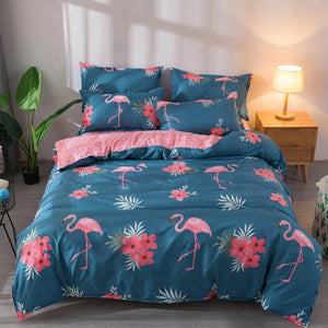 Parure de lit flamant rose sur fond bleu canard dressée sur un lit dans une chambre moderne avec lampe de chevet