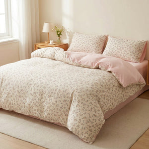 Parure de lit coton lavé réversible motif fleurs des champs sur un lit avec envers rose poudré