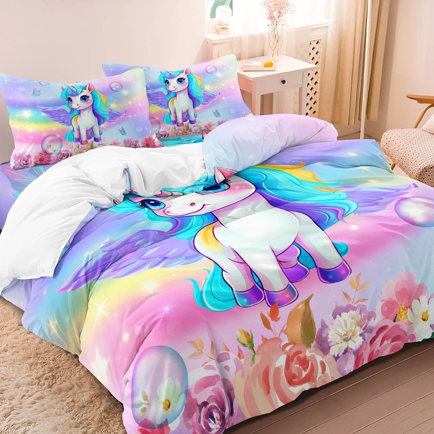 Parure de lit licorne fleurie rose et violette vue complète sur un lit