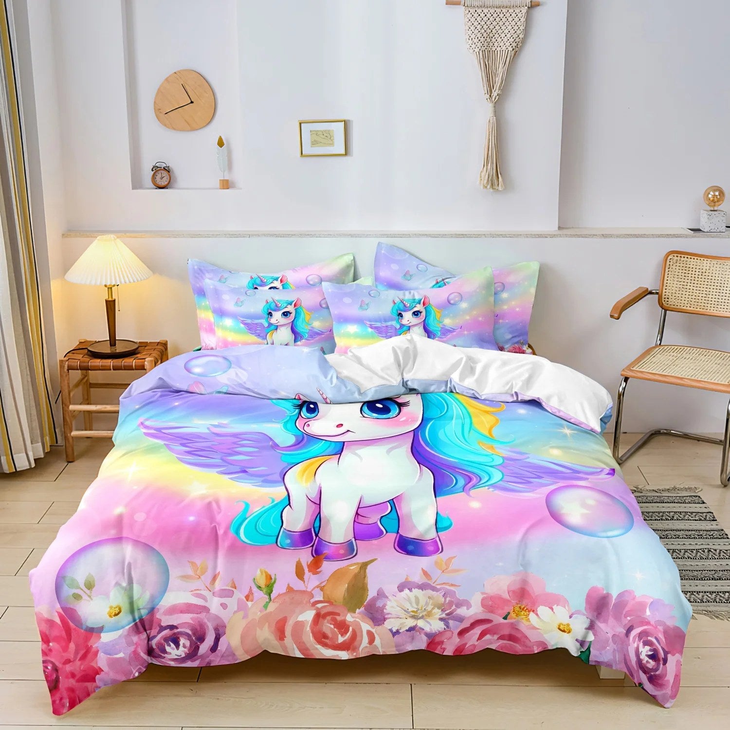 Parure de lit licorne fleurie avec taies assorties sur un lit dans une chambre boheme