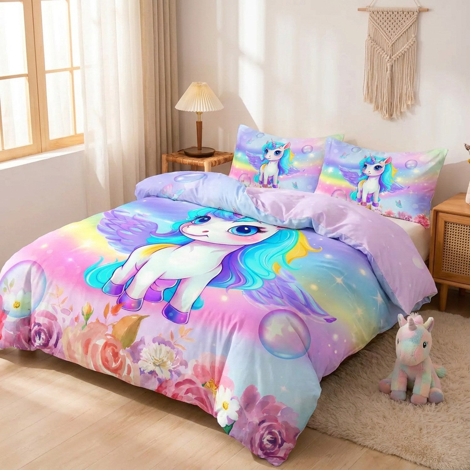 Parure de lit licorne fleurie posée sur un lit dans une chambre d'enfant lumineuse