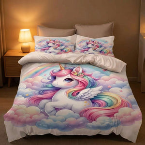 Parure de lit licorne pastel dans une chambre chaleureuse avec lampe de chevet allumée