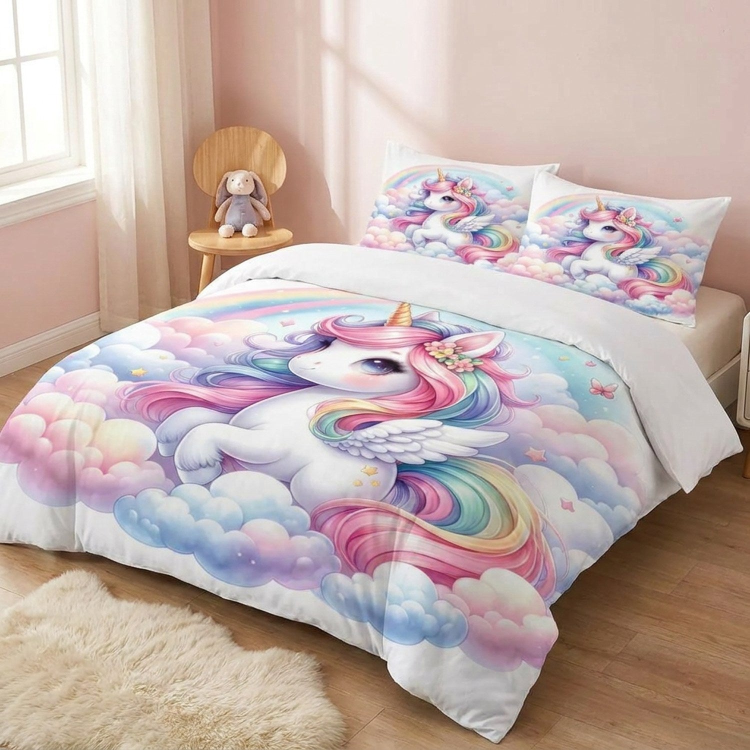 Parure de lit licorne pastel dans une chambre d'enfant avec petite chaise en bois