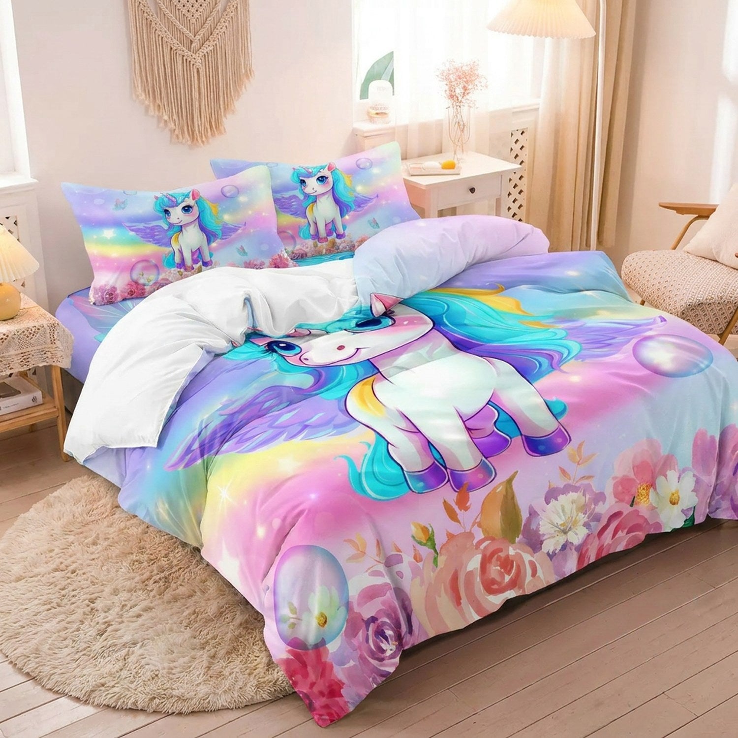 Parure de lit licorne fleurie dans une chambre enfant aux tons pastel