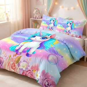 Parure de lit motif licorne fleurie rose et violette sur un lit dans une chambre d'enfant
