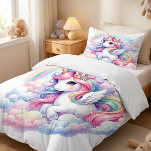 Parure de lit licorne pastel posée sur un lit d'enfant en gros plan
