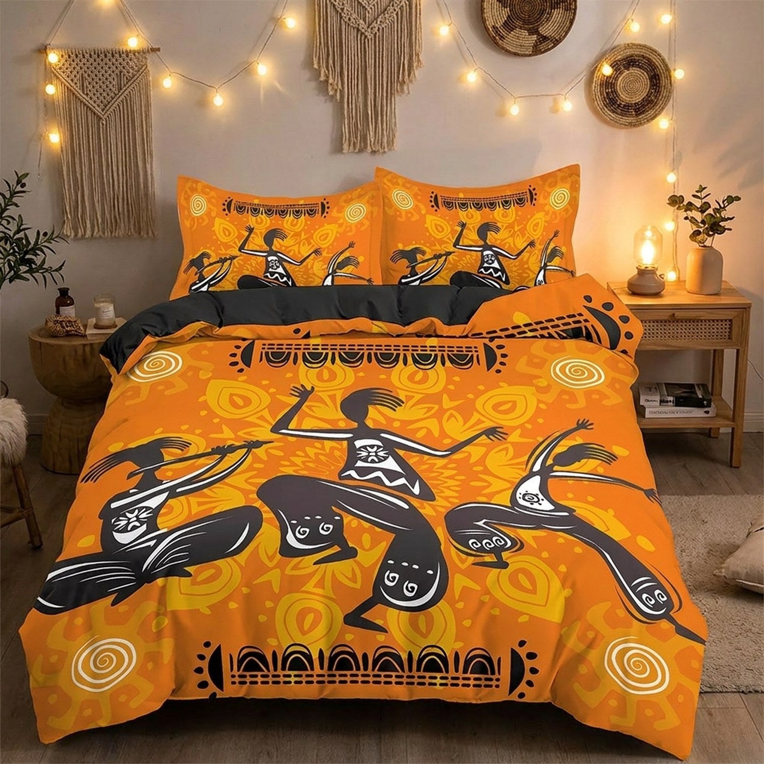 Parure de lit style africain dans une chambre bohème avec guirlande lumineuse et macramé