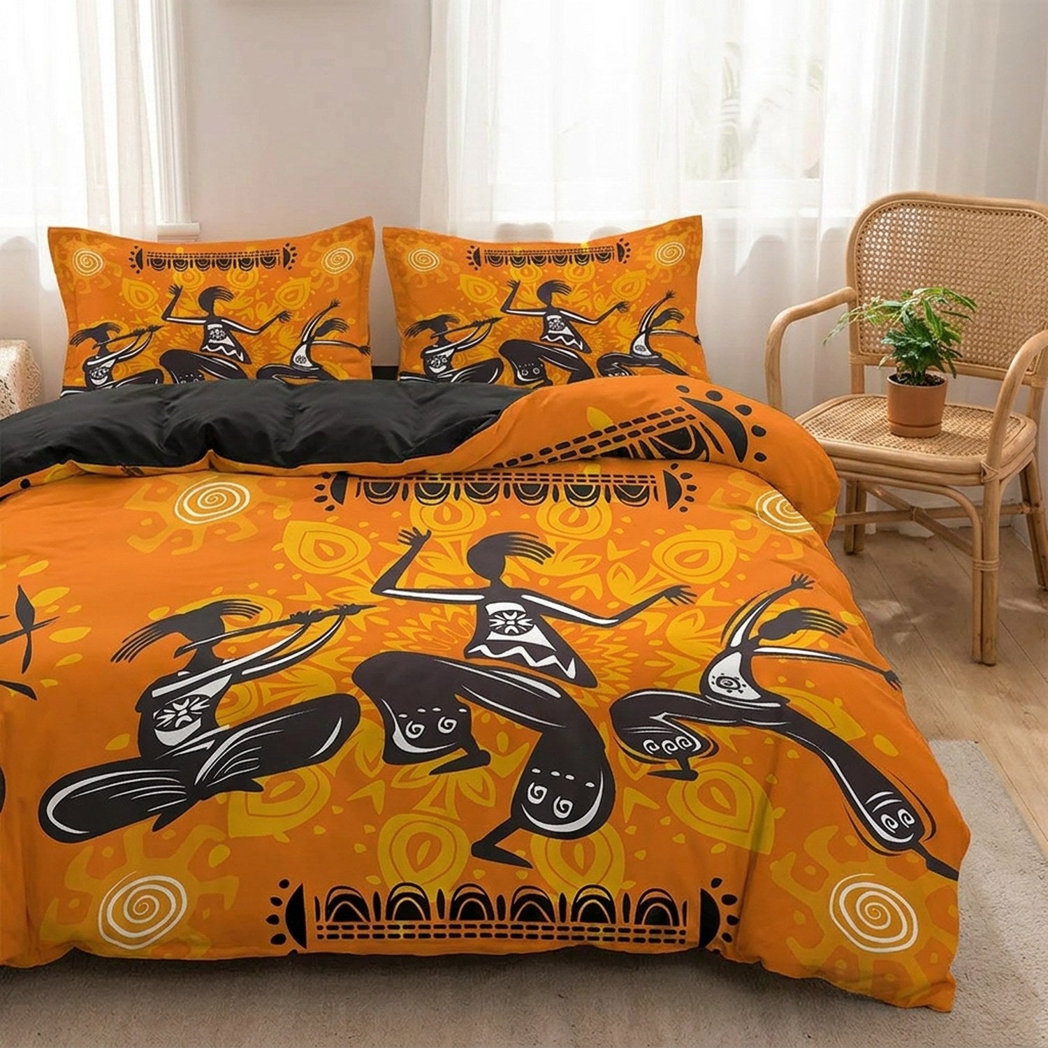 Parure de lit style africain dans une chambre cocooning avec fauteuil en rotin