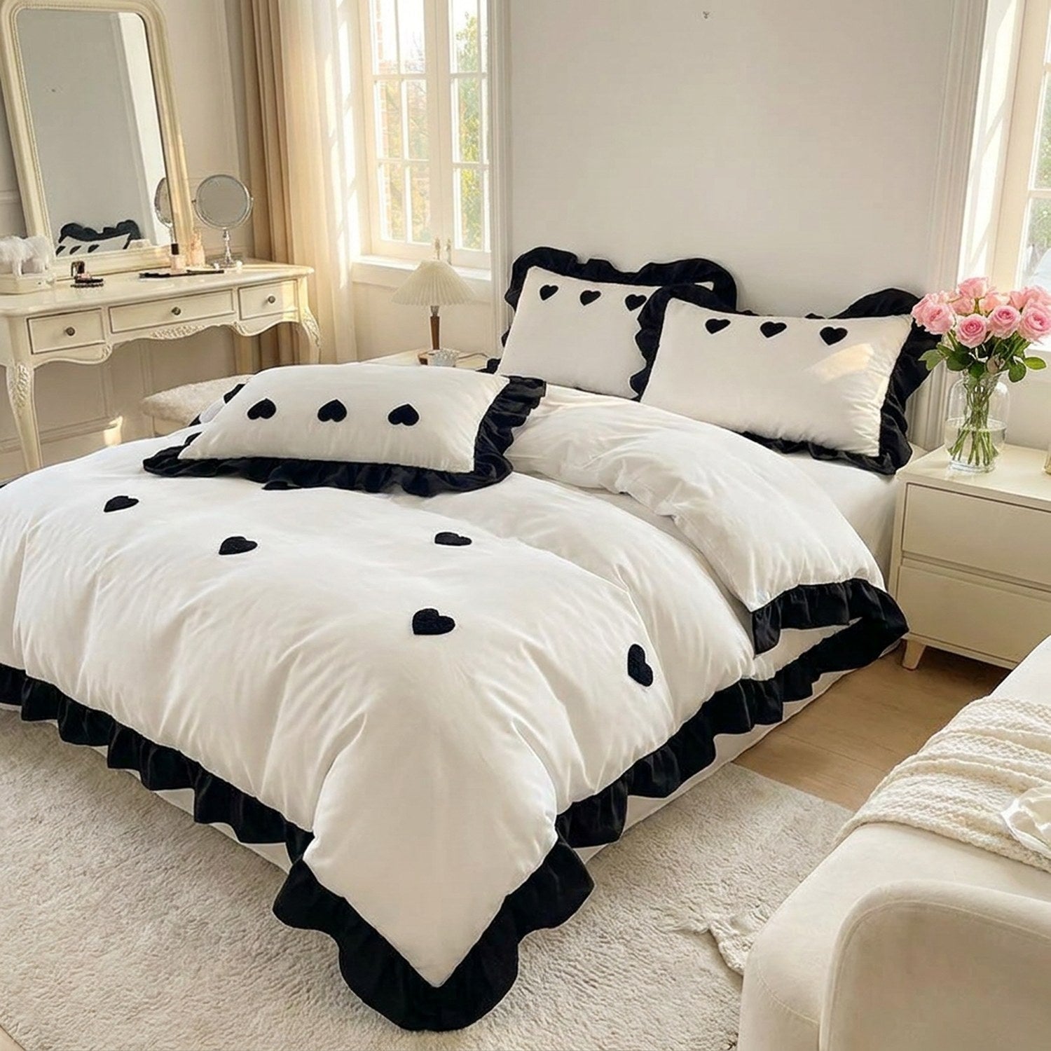 Parure de lit brodee coeur noir dans une chambre feminine elegante avec fleurs et miroir