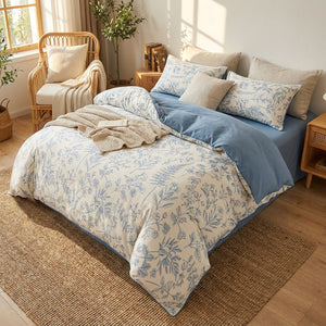 Parure de lit florale pastorale bleue dans une chambre style campagne avec tapis tresse