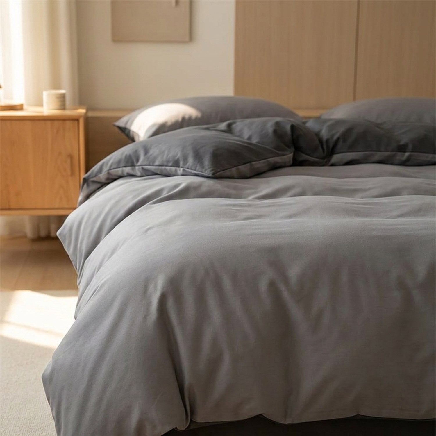Détail de la parure de lit grise en microfibre douce aux plis soyeux