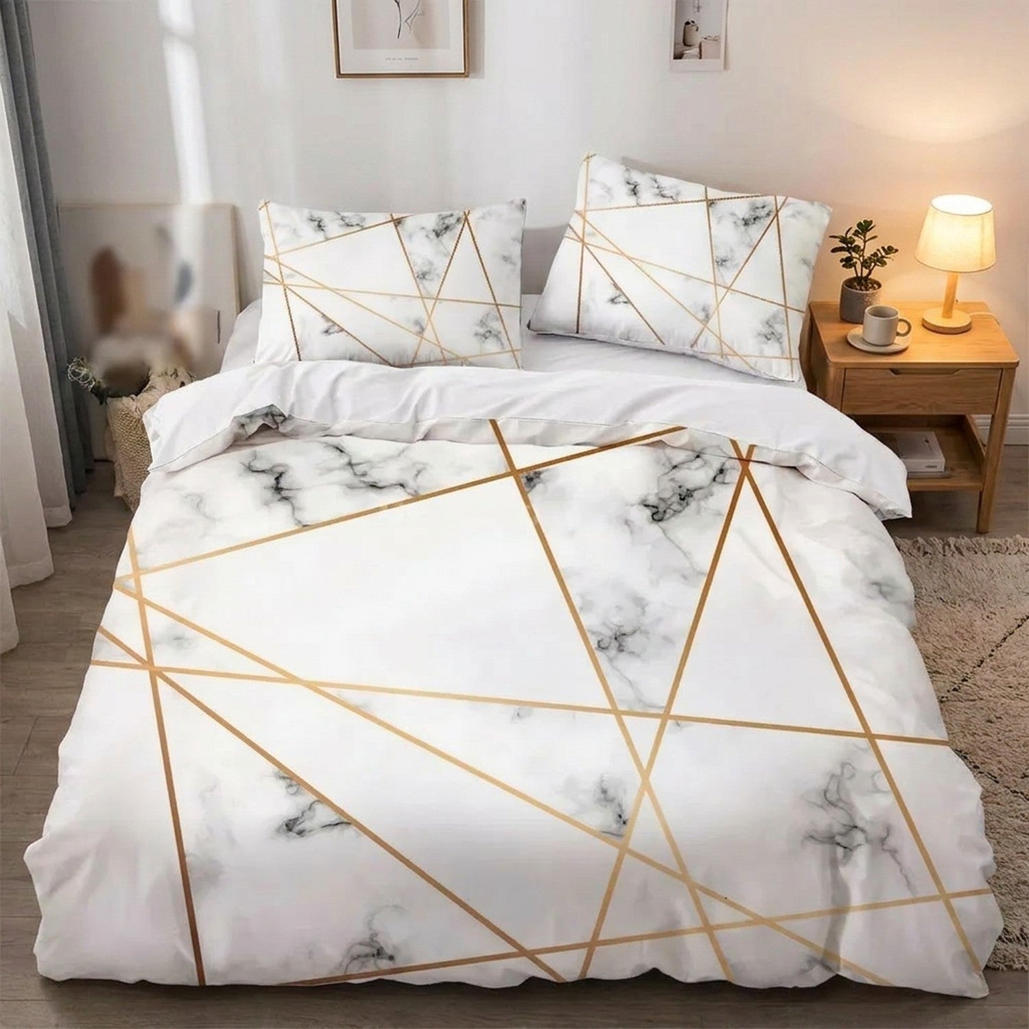 Parure de lit marbre blanc et or dans une chambre contemporaine avec table de chevet