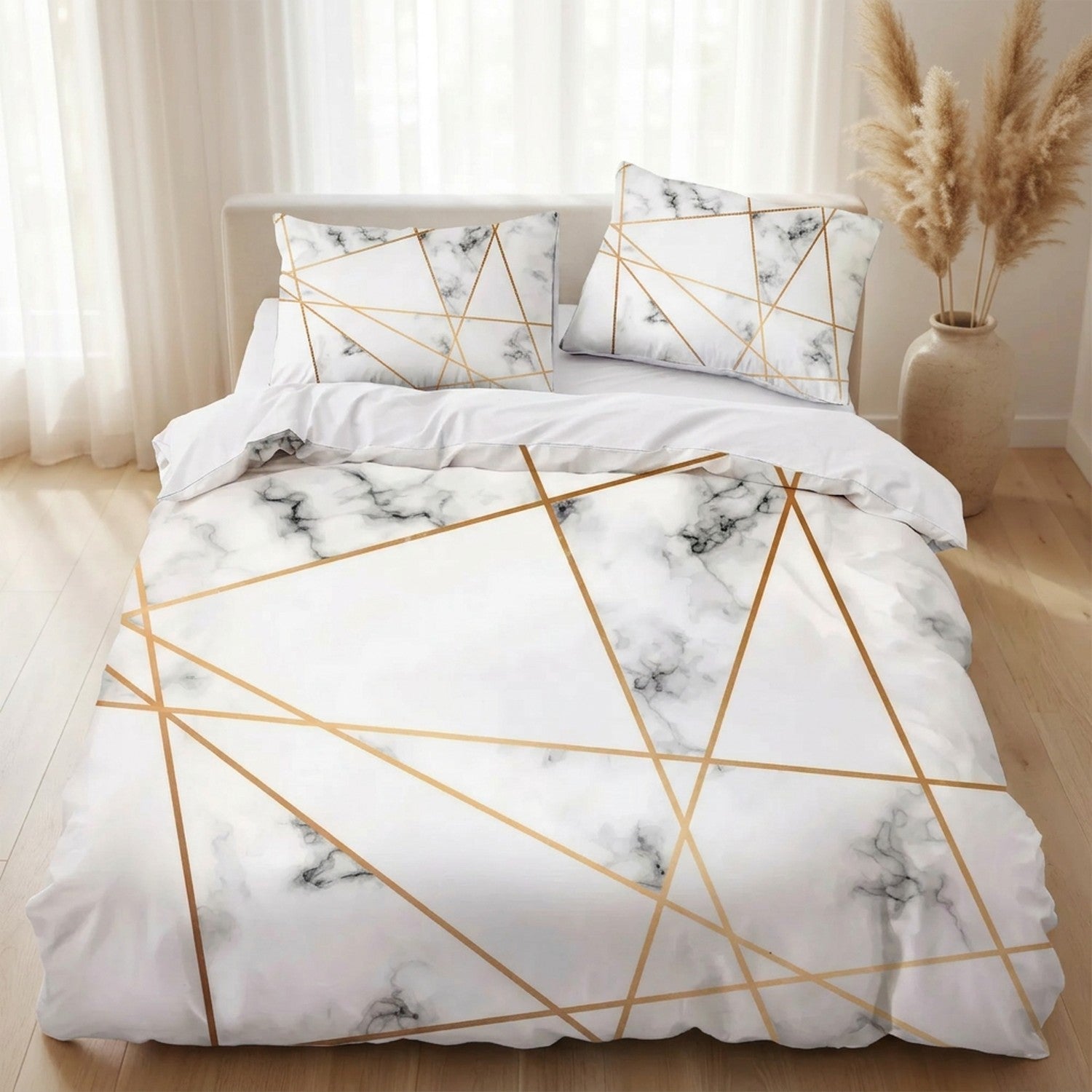 Parure de lit marbre blanc et or dans une chambre scandinave lumineuse