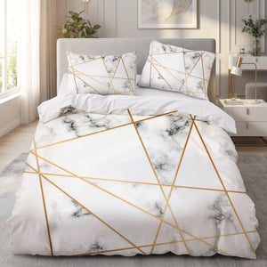 Parure de lit en marbre blanc et or à motif géométrique sur un lit dans une chambre moderne lumineuse