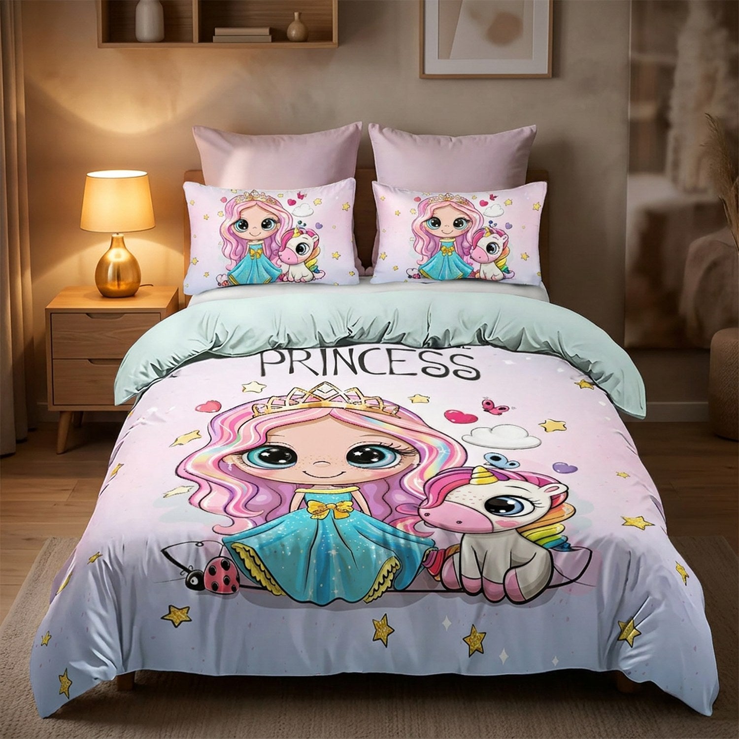 Parure de lit princesse et licorne dans une chambre chaleureuse avec lampe de chevet allumée