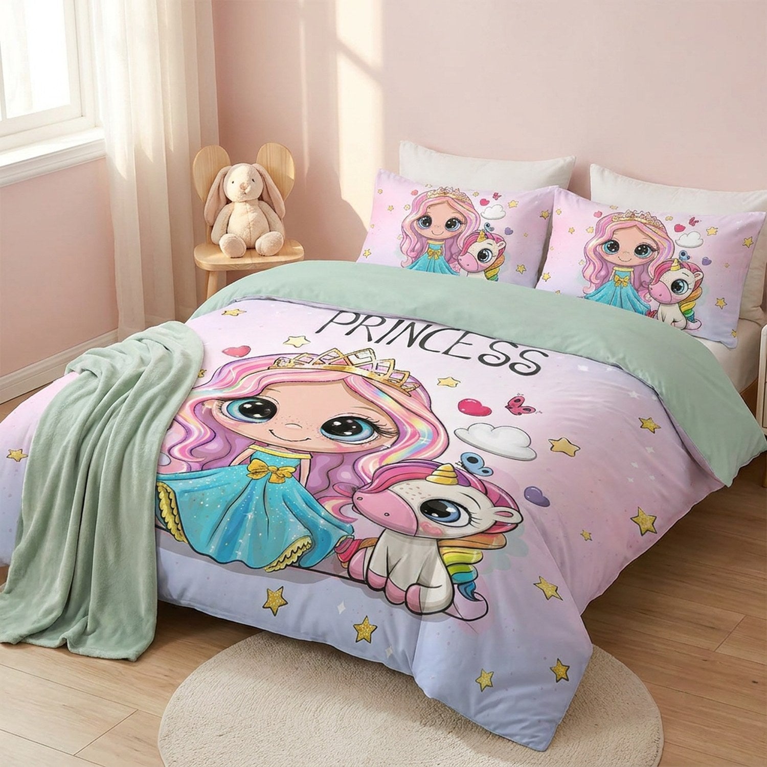 Parure de lit princesse et licorne dans une chambre d'enfant avec peluche lapin