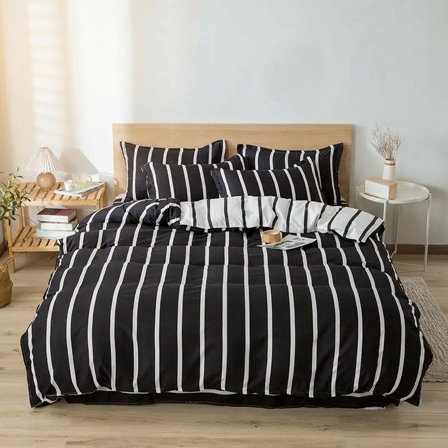 Parure de lit à rayures noir et blanc sur un lit fait