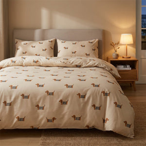 Parure de lit motif teckel sur un lit dans une chambre moderne avec lampe de chevet chaude