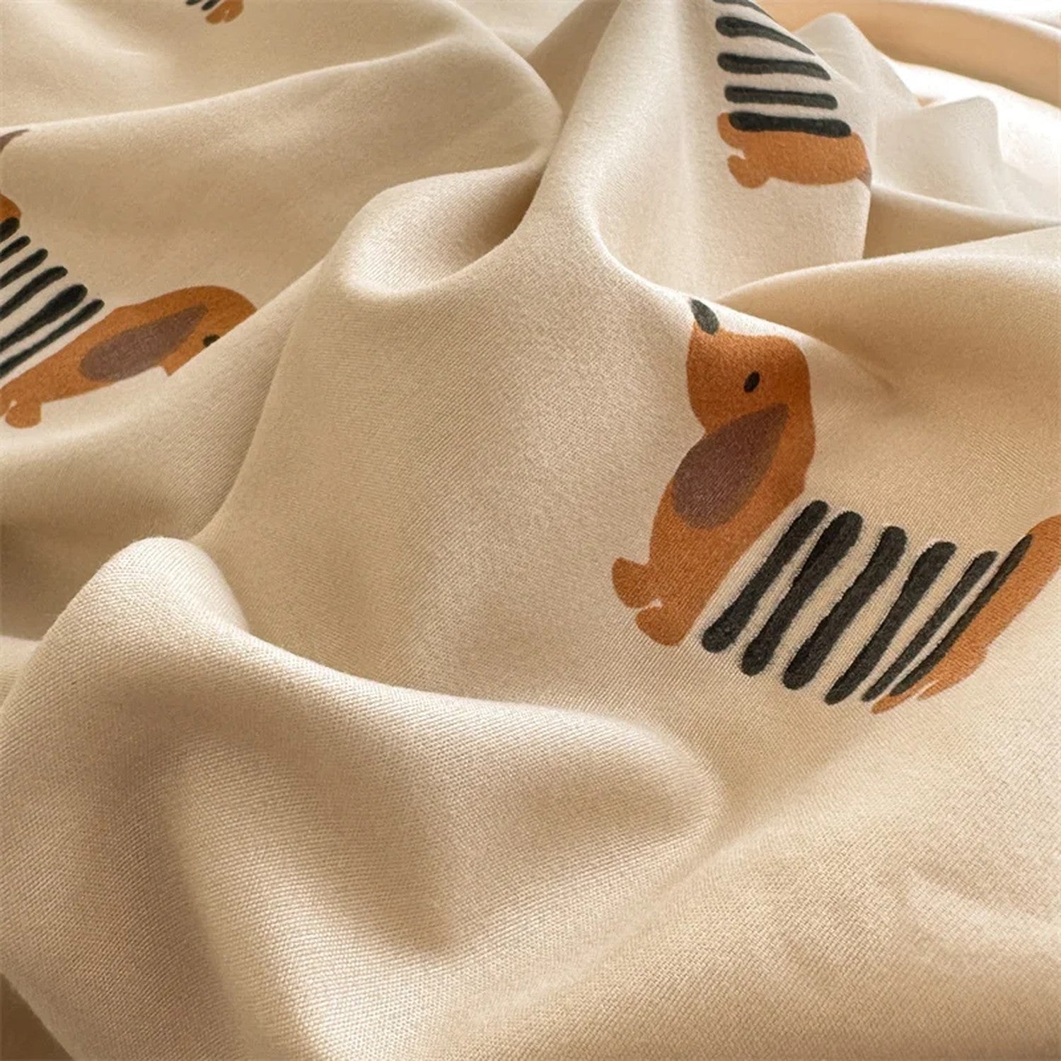 Gros plan sur le tissu en coton imprimé de petits teckels bruns