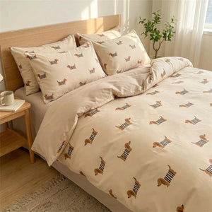 Parure de lit en coton à motif teckel installée sur un lit dans une chambre chaleureuse et lumineuse