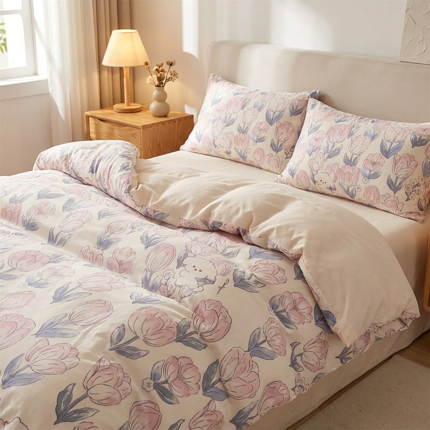 Parure de lit motif tulipes roses sur un lit dans une chambre douce et lumineuse
