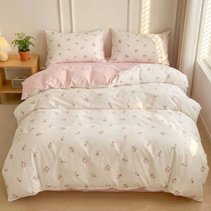 Parure de lit fleurie à motif de tulipes roses sur un lit dans une chambre cosy