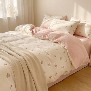 Parure de lit fleurie coton lavé aux tulipes roses vue de près dans une chambre cocooning