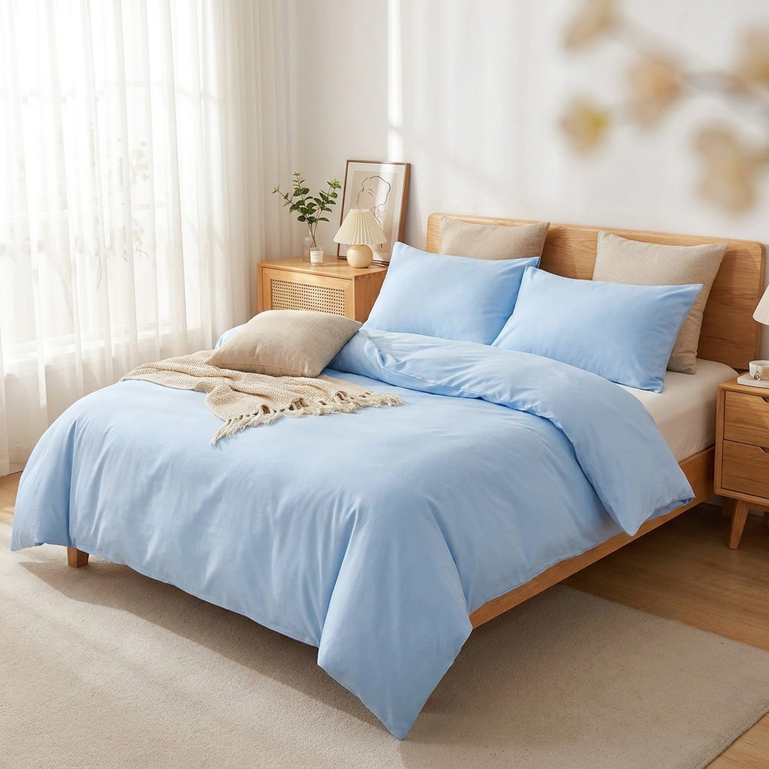 Parure de lit unie bleu sur un lit dans une chambre lumineuse et aérée