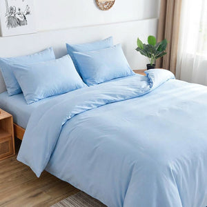 Gros plan sur une parure de lit unie bleu en microfibre douce
