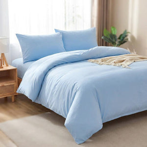 Parure de lit unie bleu ciel installée sur un lit dans une chambre lumineuse et apaisante