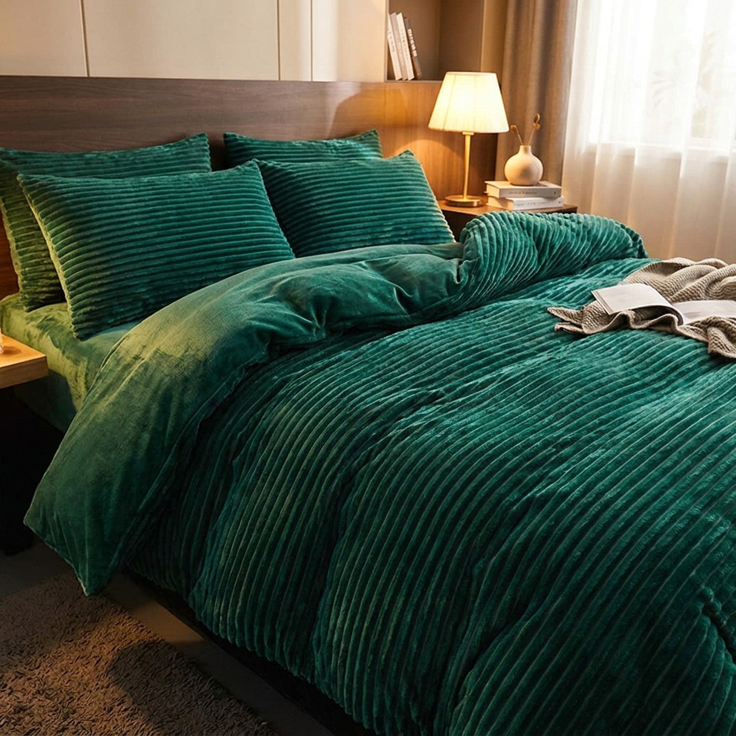 Parure de lit en velours vert sur un lit avec lampe de chevet dans une chambre chaleureuse