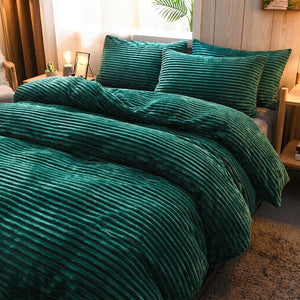 Gros plan sur la texture côtelée d une parure de lit en velours vert