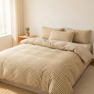 Parure de lit à carreaux vichy beige sur un lit chaleureux